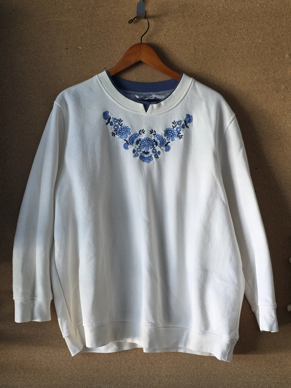 Vintage Speculation Woman Embroidered Floral Sweatshirt 2X White Cottagecore